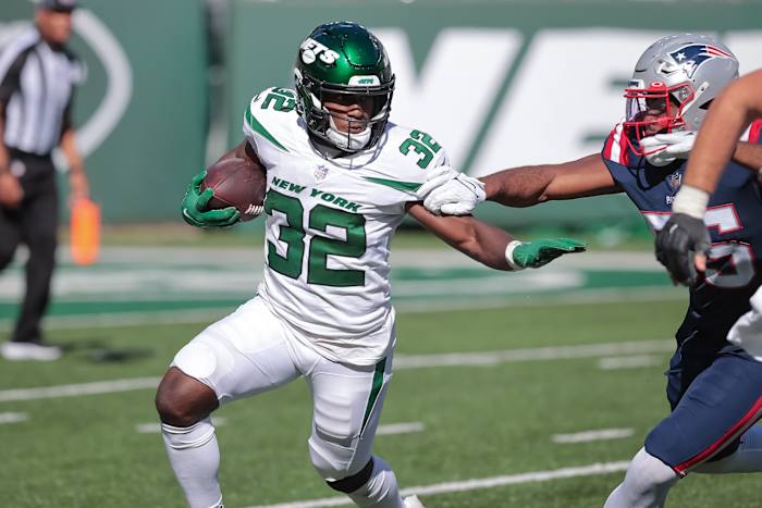 Jets RB Michael Carter running against Patriots
